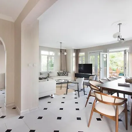 Spacious Exquisite 5br With Private Pool Вилла
