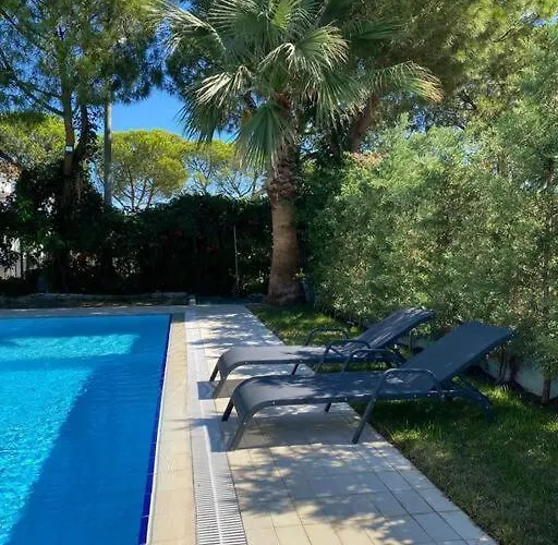 Spacious Exquisite 5br With Private Pool *