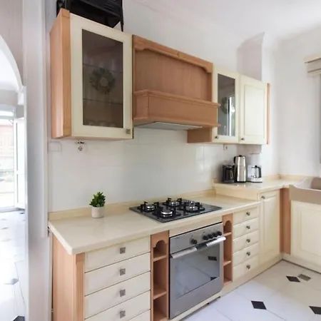 Spacious Exquisite 5br With Private Pool *