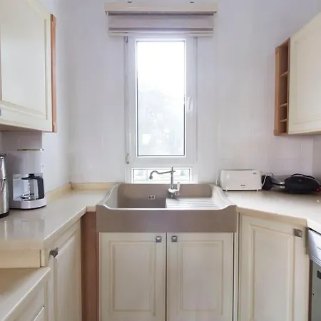 Spacious Exquisite 5br With Private Pool Вілла Айвалик