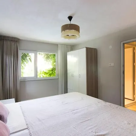 Spacious Exquisite 5br With Private Pool