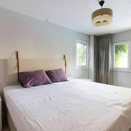 Spacious Exquisite 5br With Private Pool Вілла Айвалик