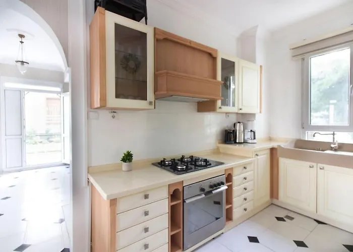 Spacious Exquisite 5br With Private Pool *