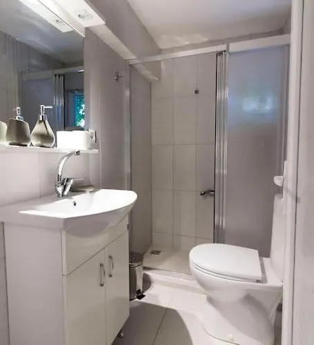 Spacious Exquisite 5br With Private Pool *