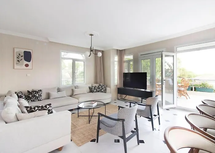 Spacious Exquisite 5br With Private Pool *