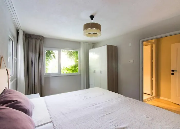 Spacious Exquisite 5br With Private Pool